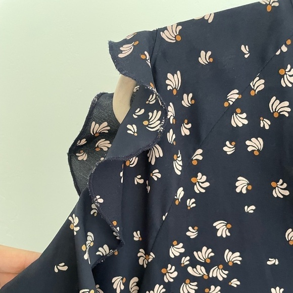 Ann Taylor Navy Cream Floral V Neck Cold Shoulder Ruffled Blouse Size M - Picture 2 of 8